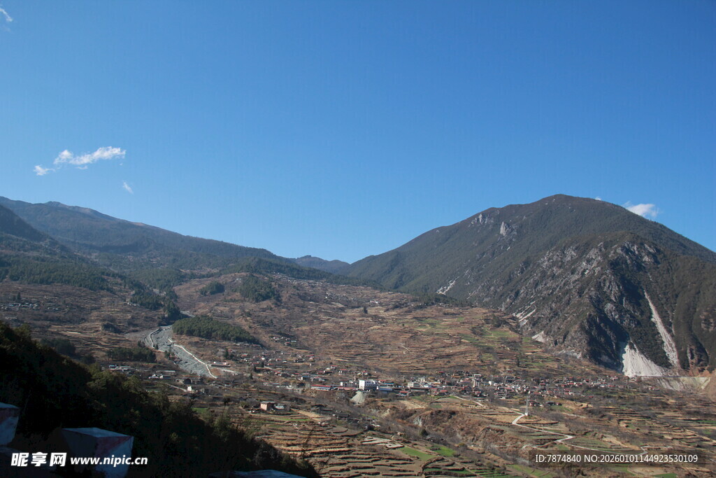 壮丽山景 俯瞰山间村落