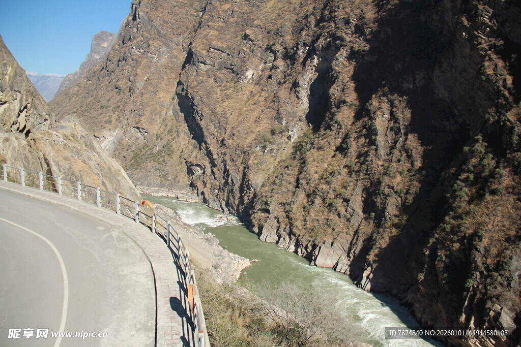蜿蜒山路穿行于壮丽峡谷