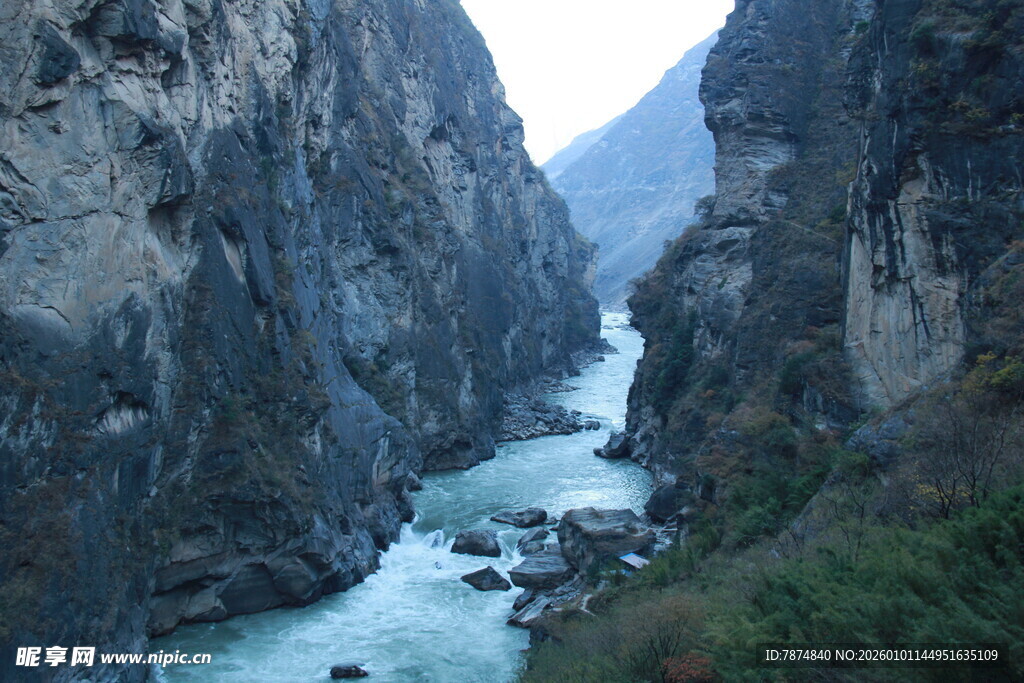 壮丽峡谷中的湍急河流