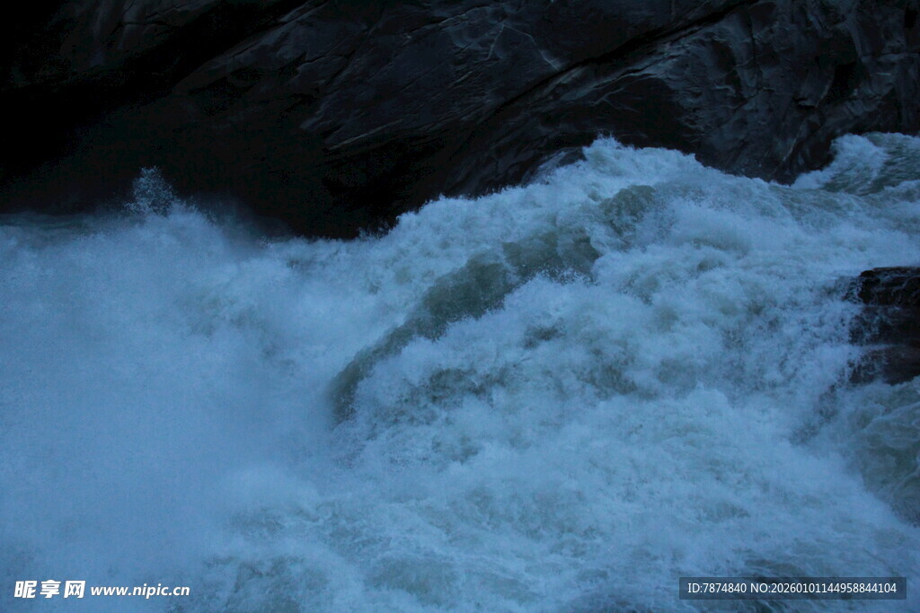 湍急水流冲击岩石景象