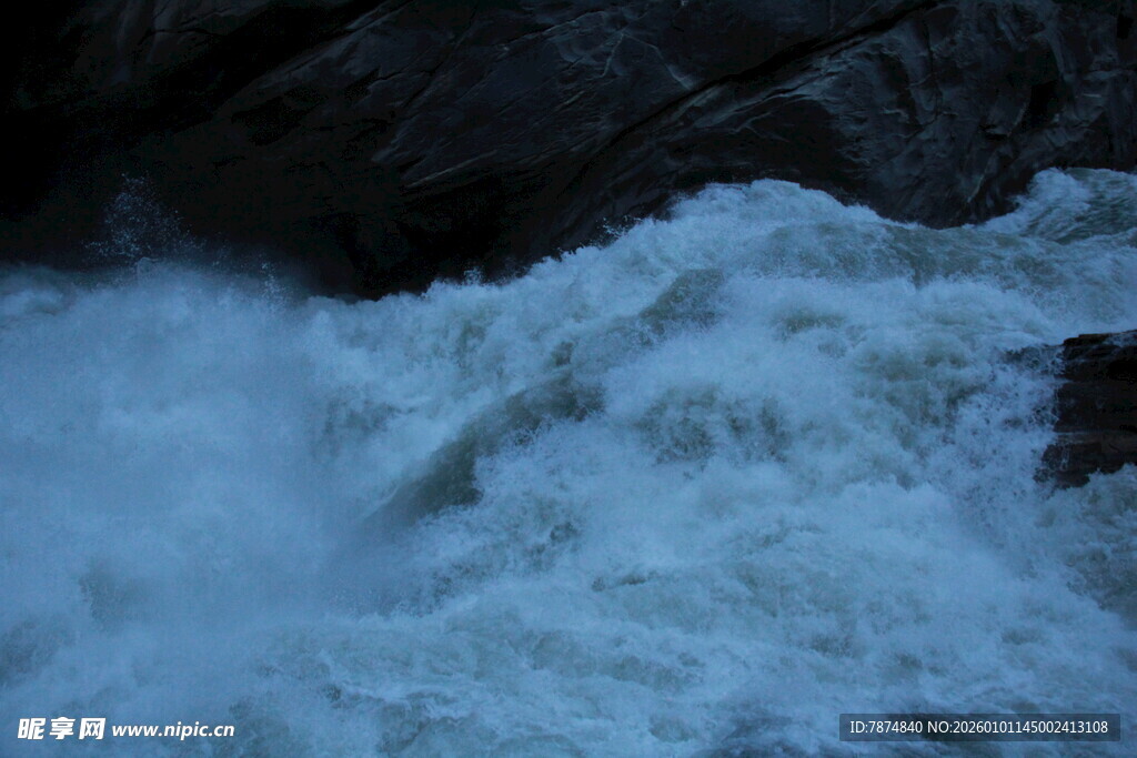 湍急水流奔腾而下