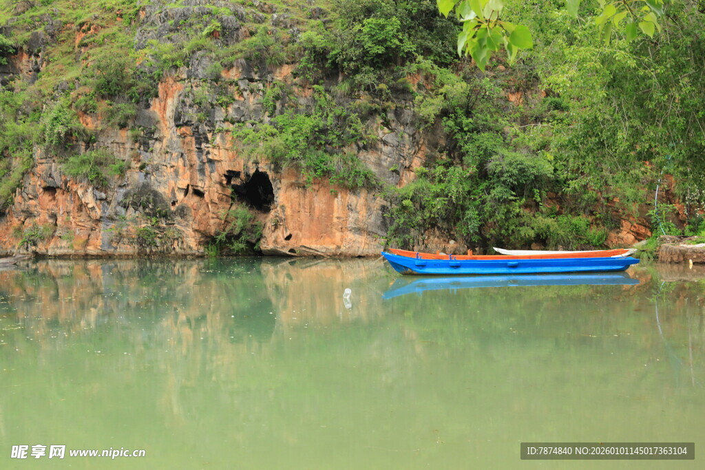 青山绿水间的蓝色小船