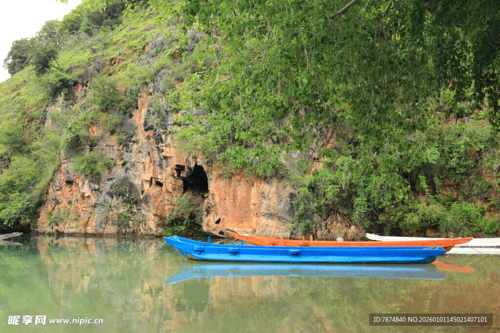 青山绿水间的蓝色小船