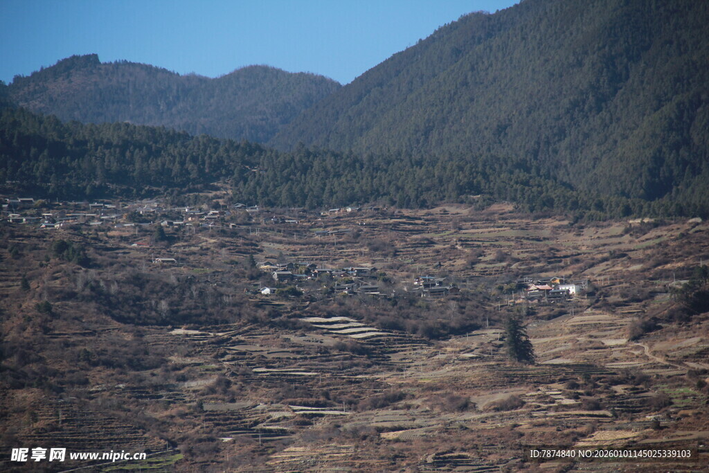山间开阔地的村落景观
