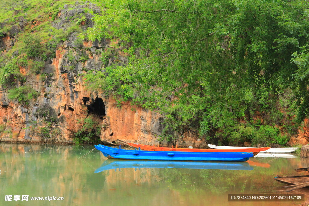 青山绿水间的蓝色小船