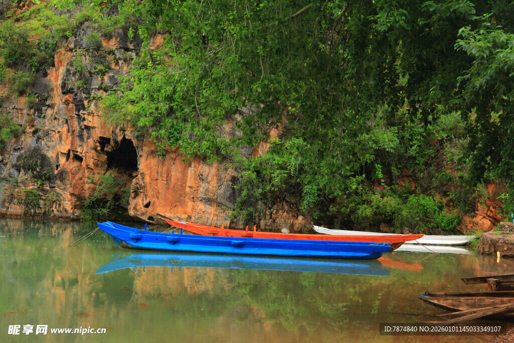 青山绿水间的蓝色小船