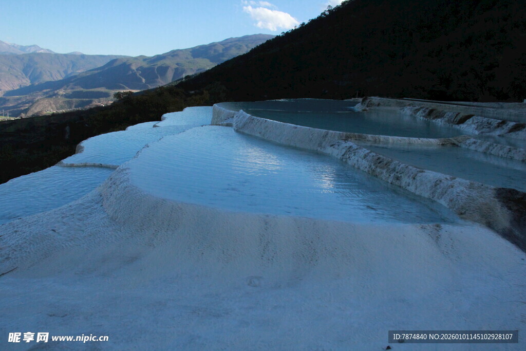 山间蓝白相间的美丽水池