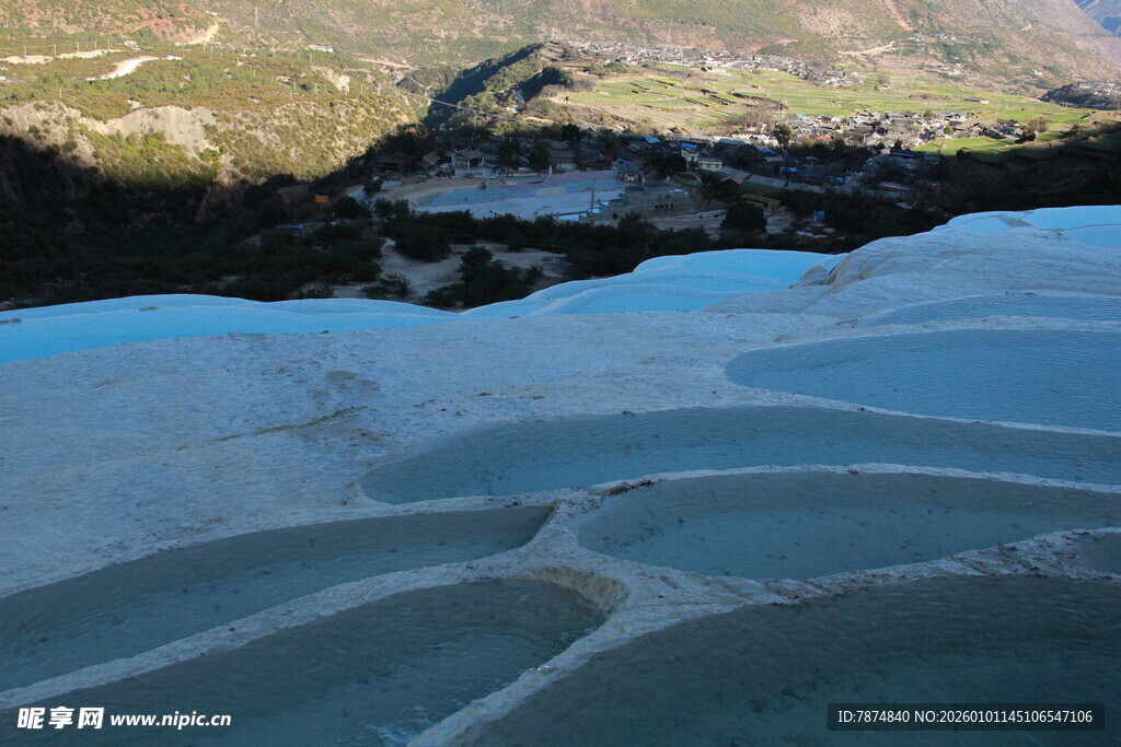 蓝白相间的独特地貌景观