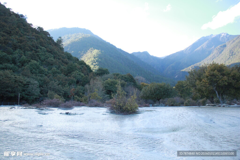 山间湍急河流壮丽风光