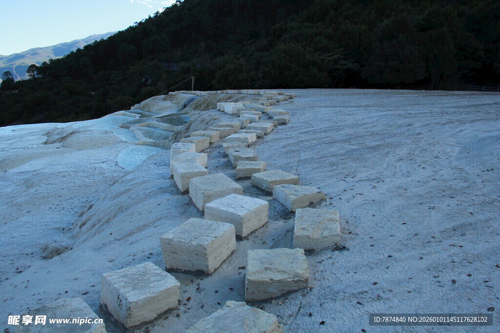 雪地中石块铺成的蜿蜒小径
