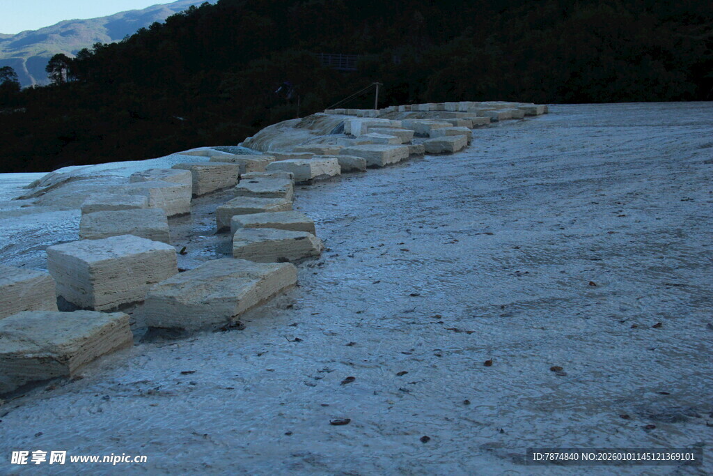 雪地中的石堆景观