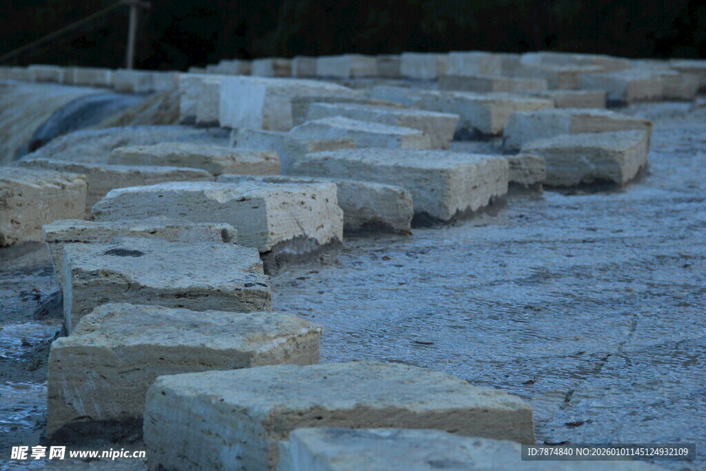 整齐排列的石块