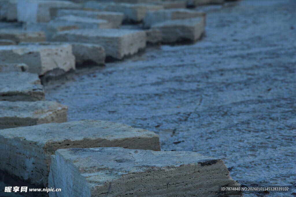 排列整齐的灰色石块