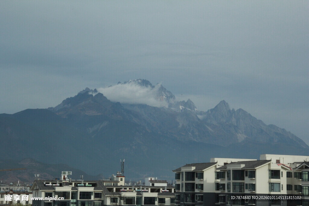 山城风光 远山近楼景致美