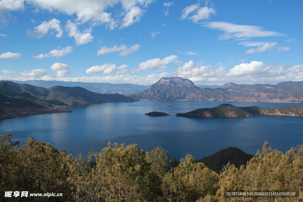 湖畔青山 蓝天碧水美景