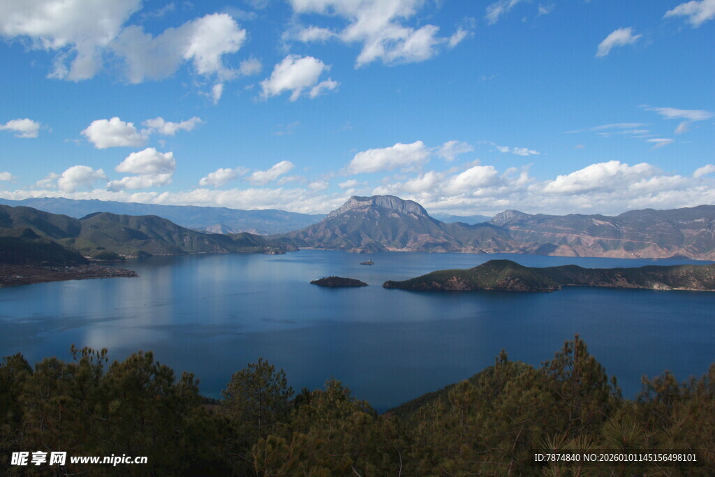 美丽湖景与远处山峦风光