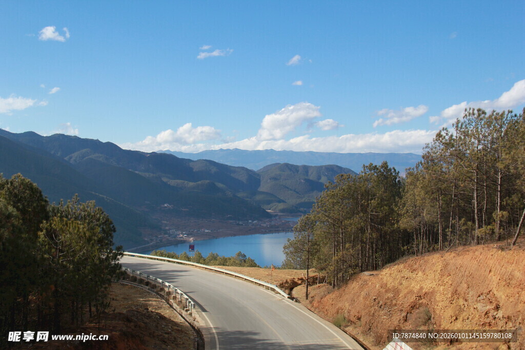 山间公路旁的秀丽湖景