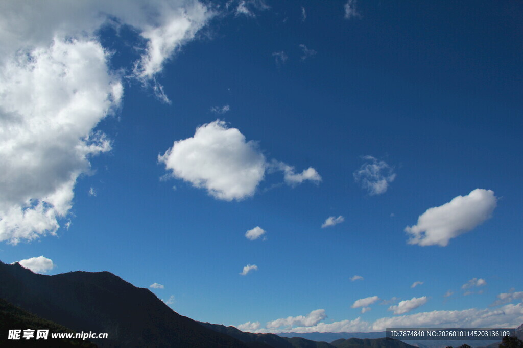 蓝天白云下的山峦美景
