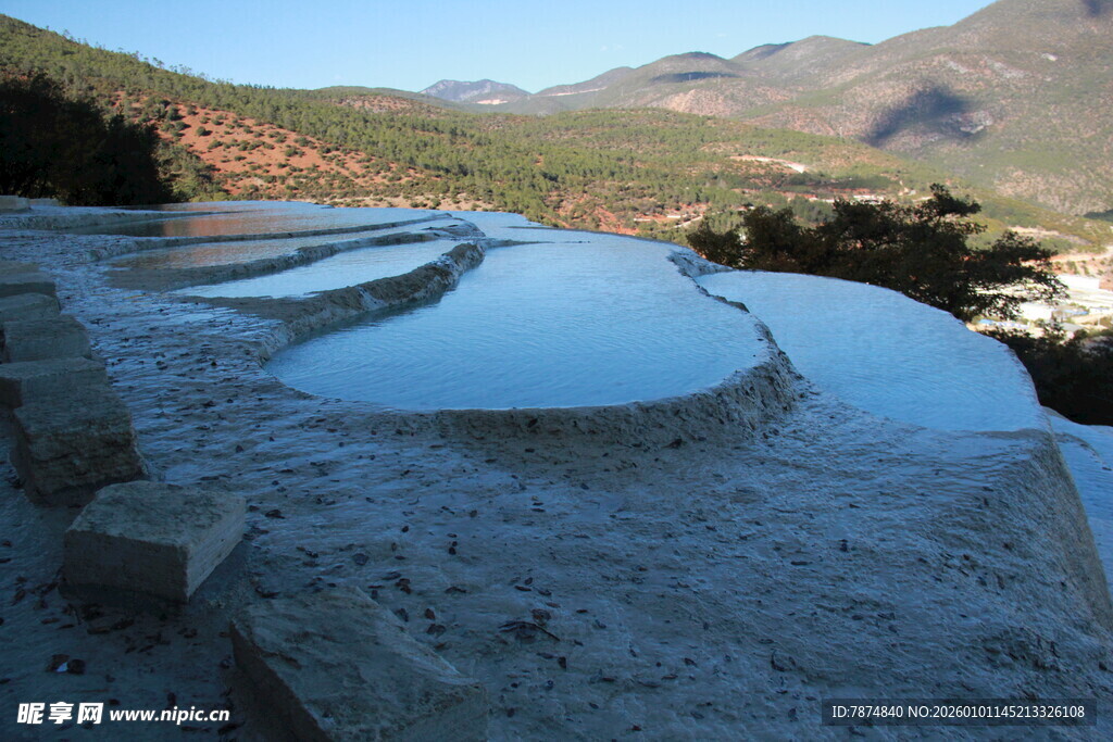 山间独特的钙化池景观