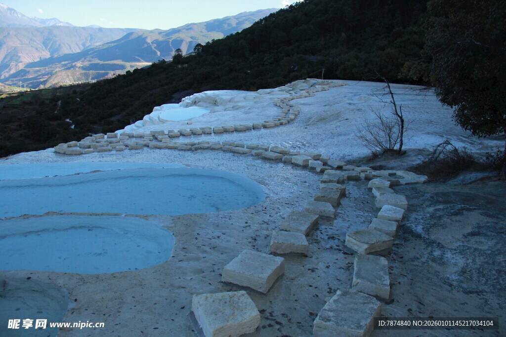 山间蓝池与白色钙化地貌