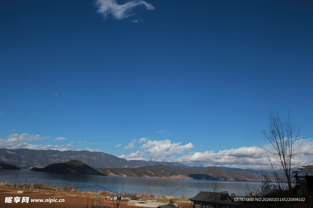 蓝天碧水间的宁静湖景