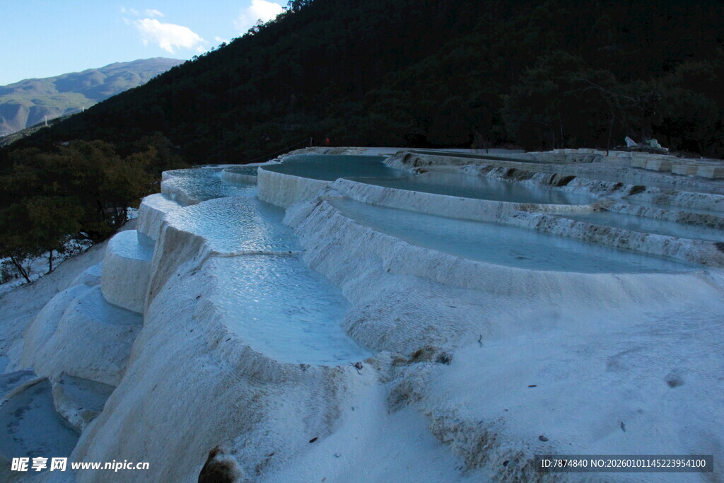 雪山下的冰雪景观