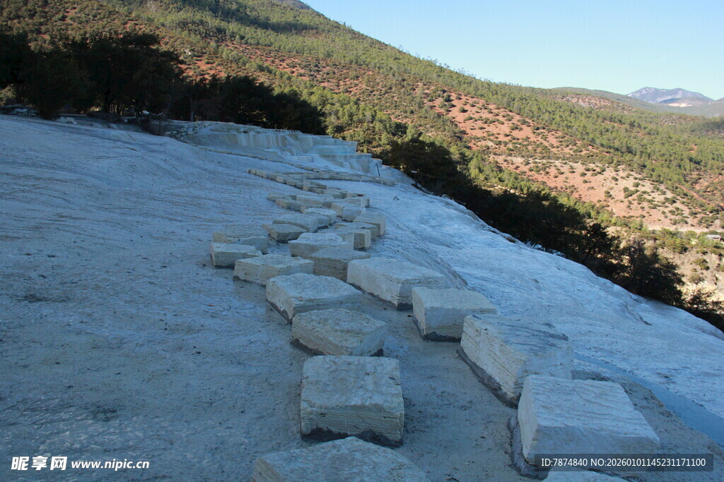 山间石阶蜿蜒于雪坡之上