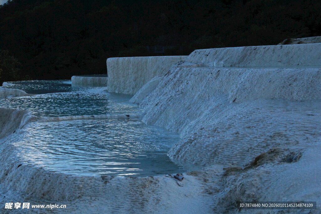 梦幻白色钙化池景观