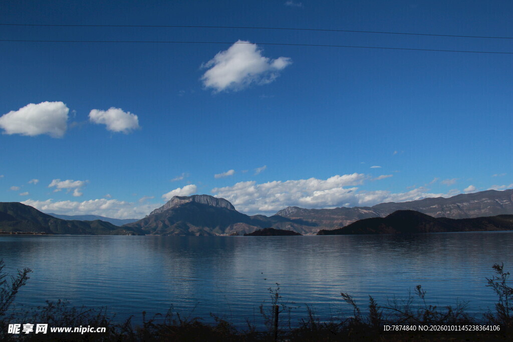 宁静湖景与远处山峦