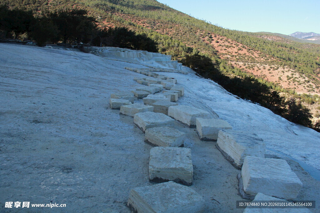 山间石砌步道蜿蜒而上