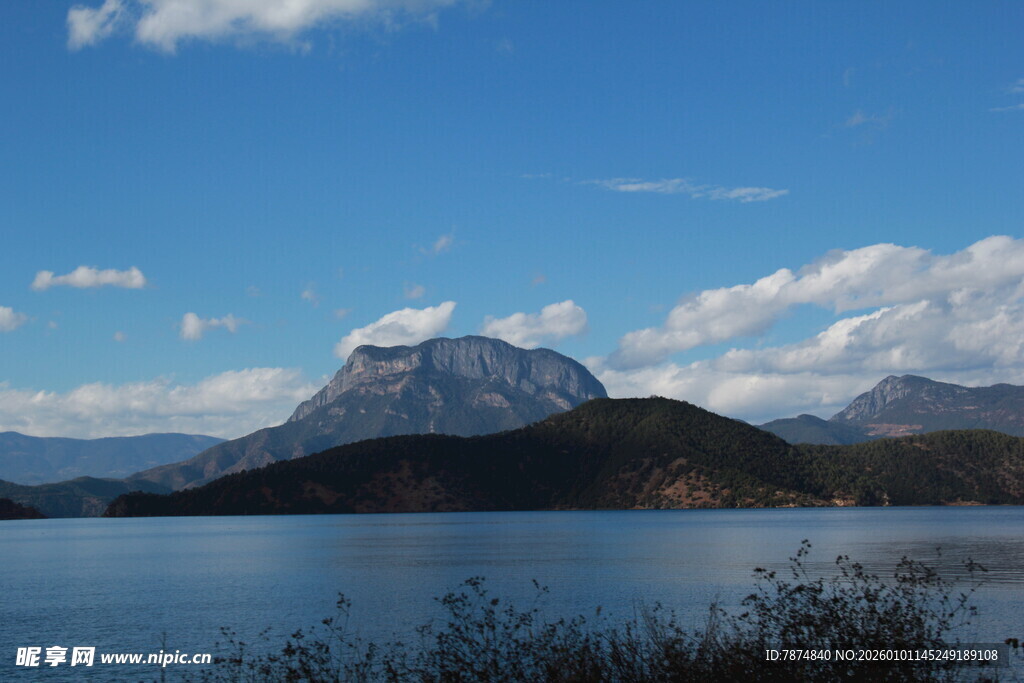 湖畔青山蓝天美景如画