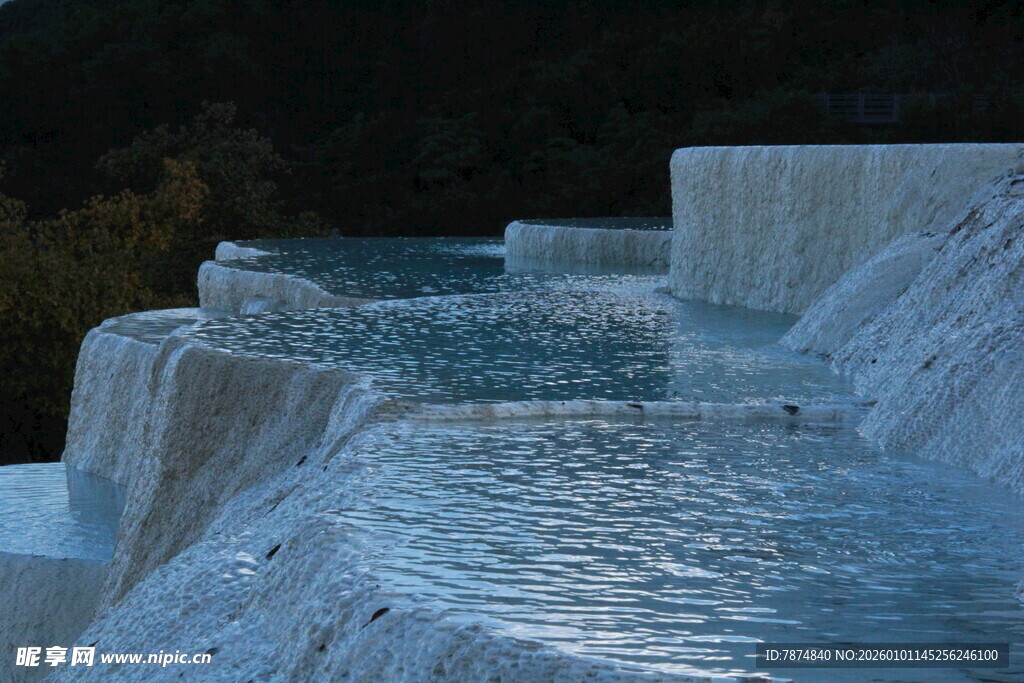 梦幻层叠的天然钙化池