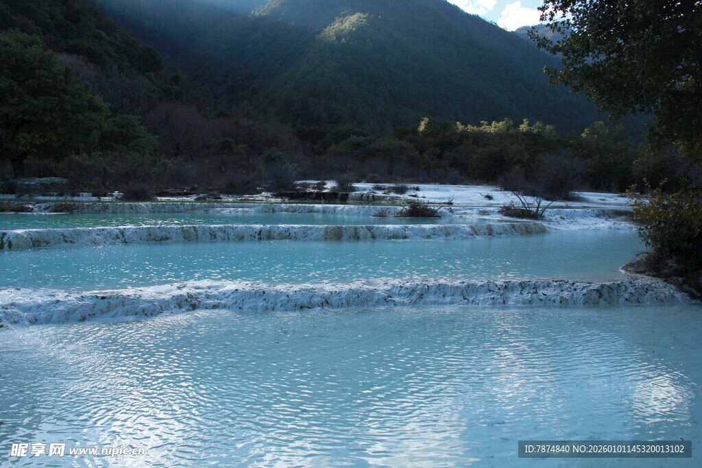 梦幻蓝白相间的山间溪流