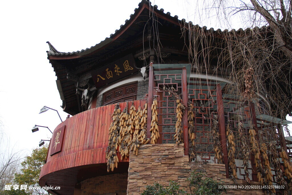 中式古亭 红幔装饰韵味浓