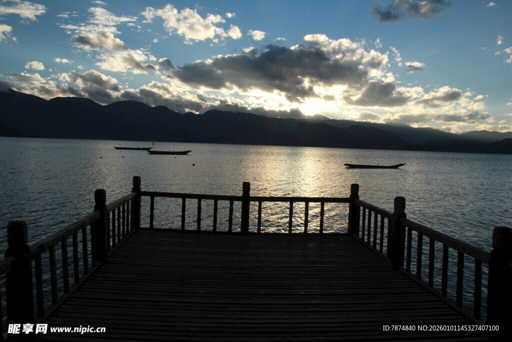 湖畔栈桥日落美景