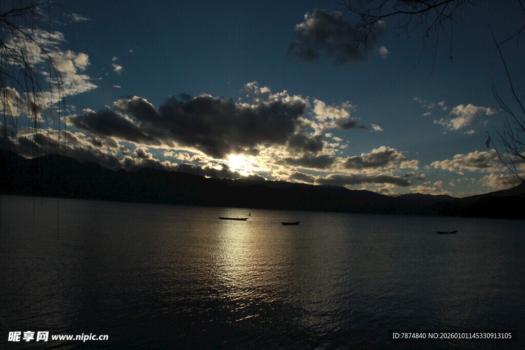 夕阳下波光粼粼的湖面