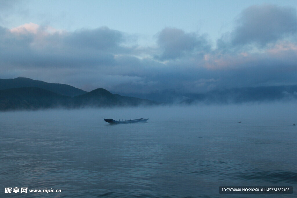 海上孤舟伴云雾美景