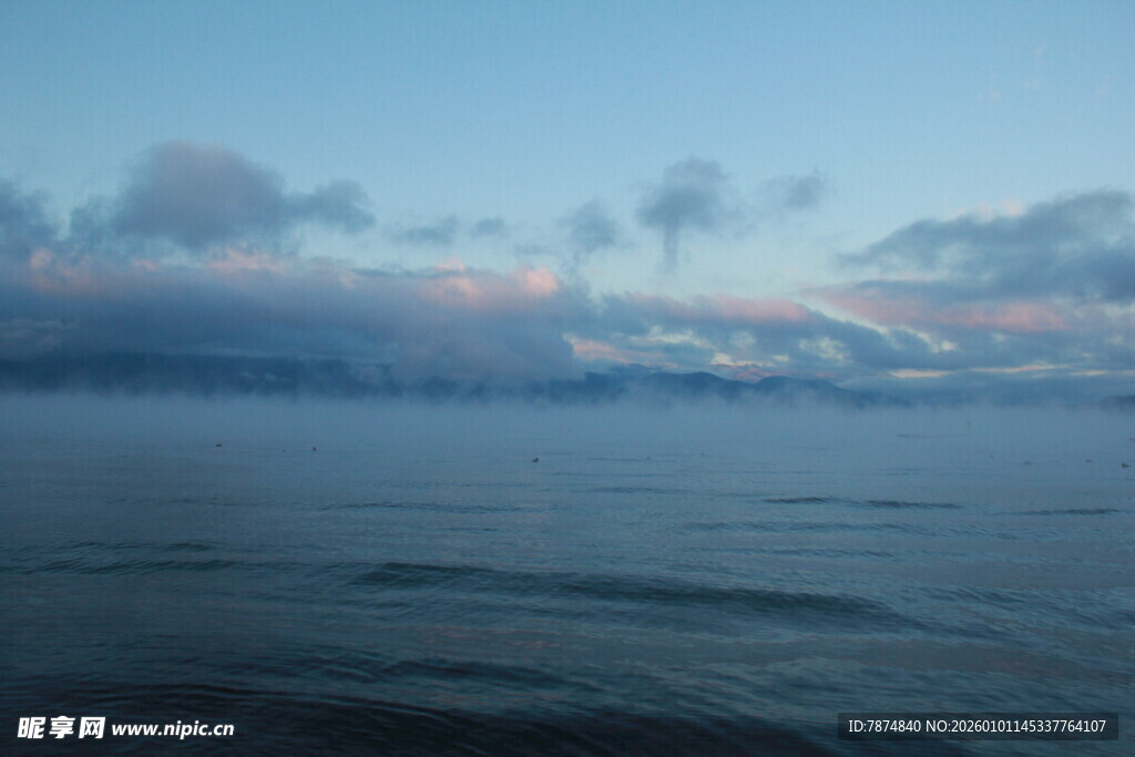 海上日出前的宁静景象