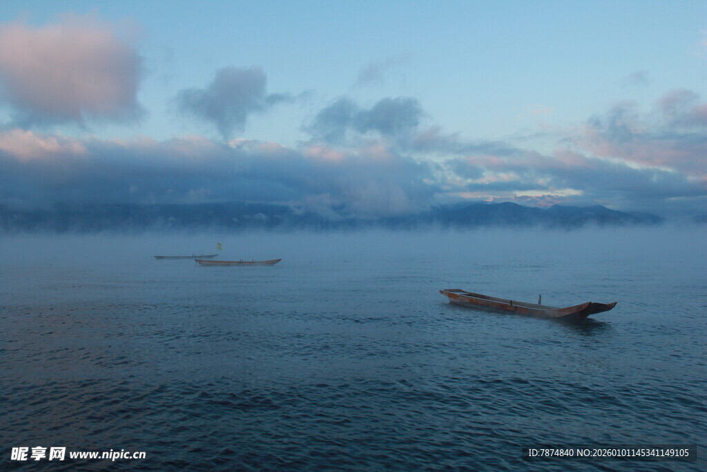 海上船只与云雾景观