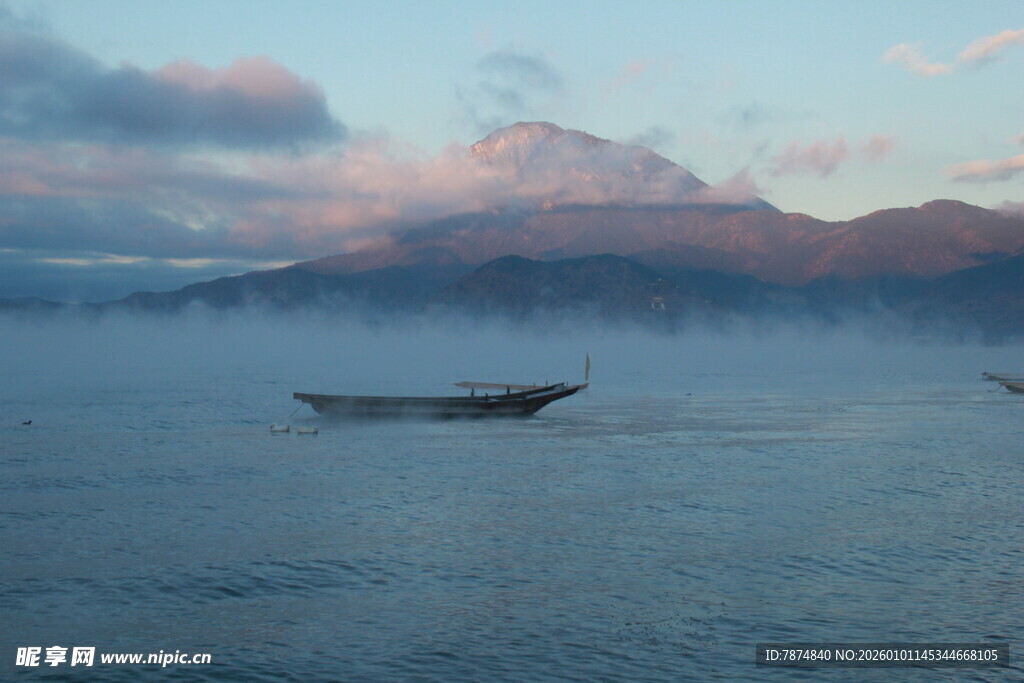 海上孤舟伴云霞美景