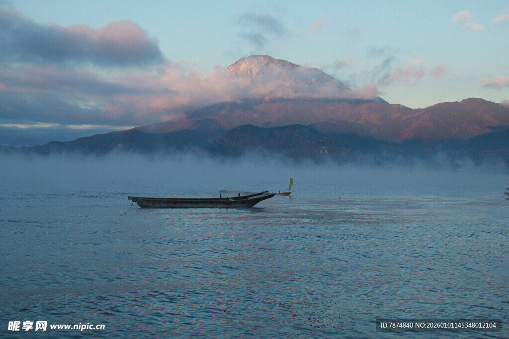 晨雾中孤舟静泊于山水间