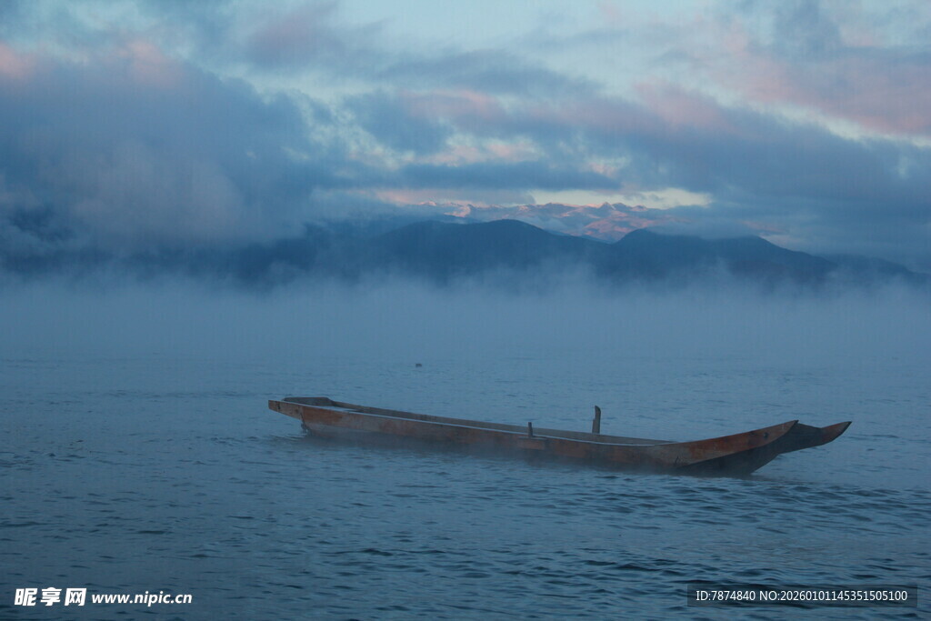 孤舟泛于云雾缭绕水面