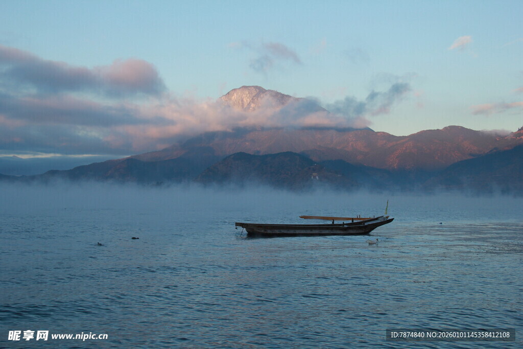 海上孤舟伴远山晨景