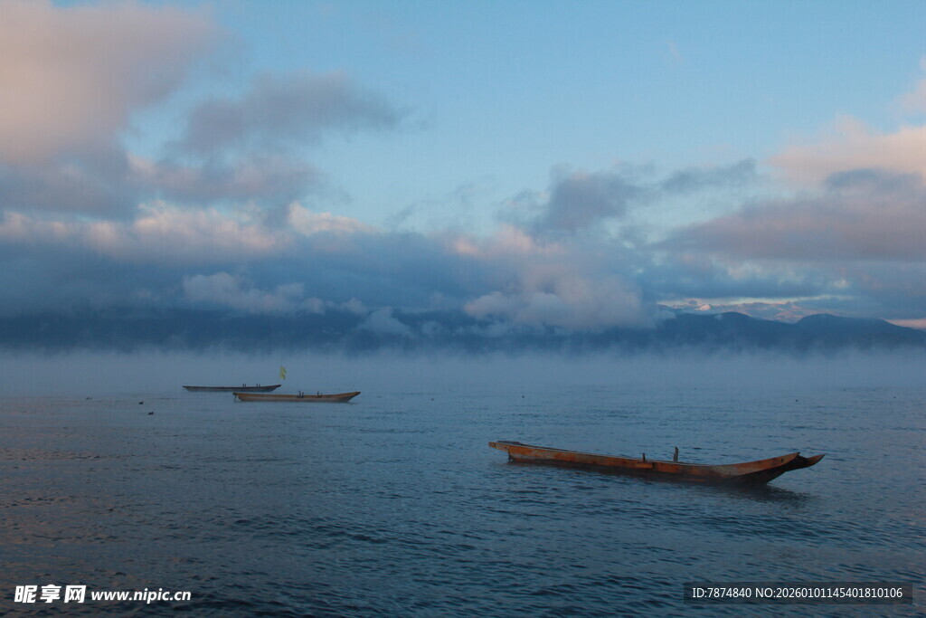 海上孤舟伴云雾美景