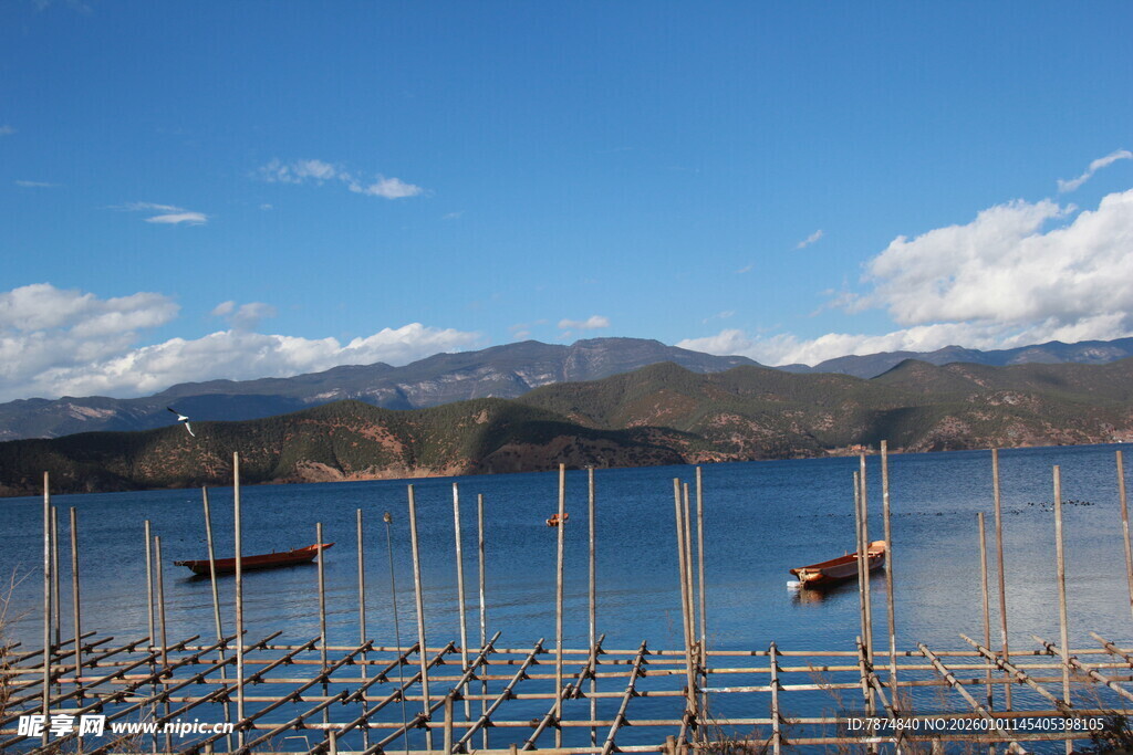 湖畔风光 水中设施与远山