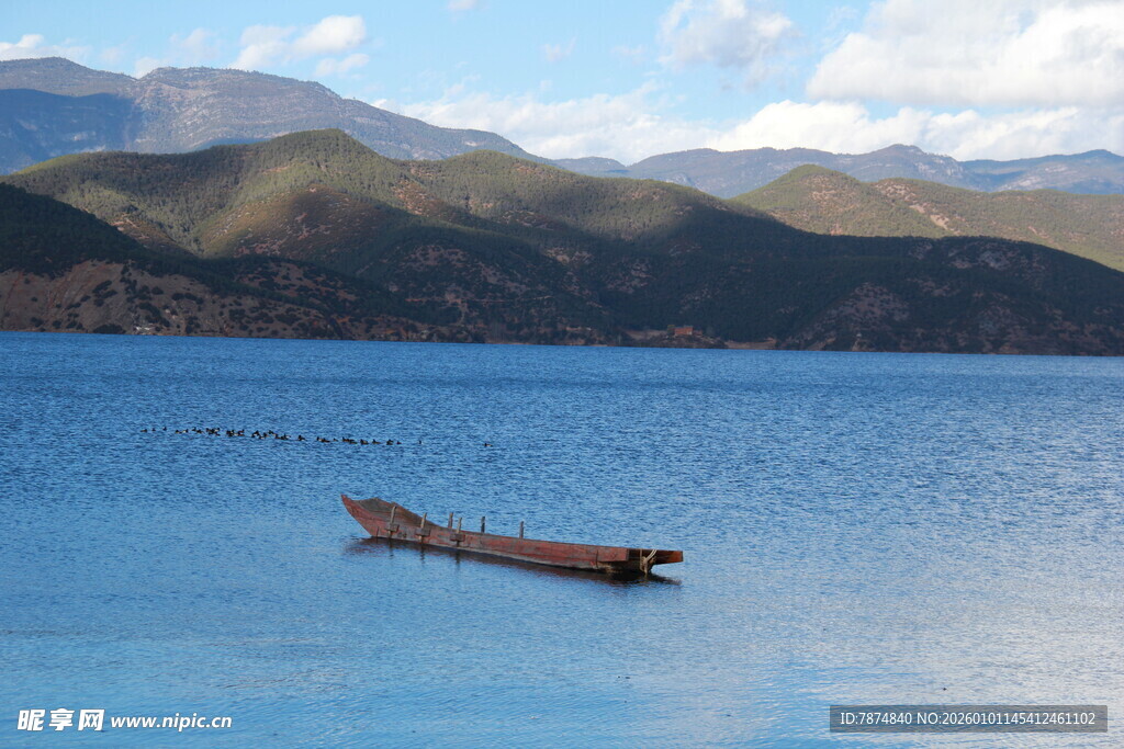 蓝色湖面上的孤独小船