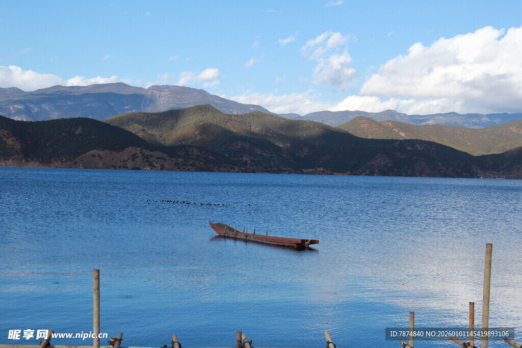 宁静蓝湖中的孤舟
