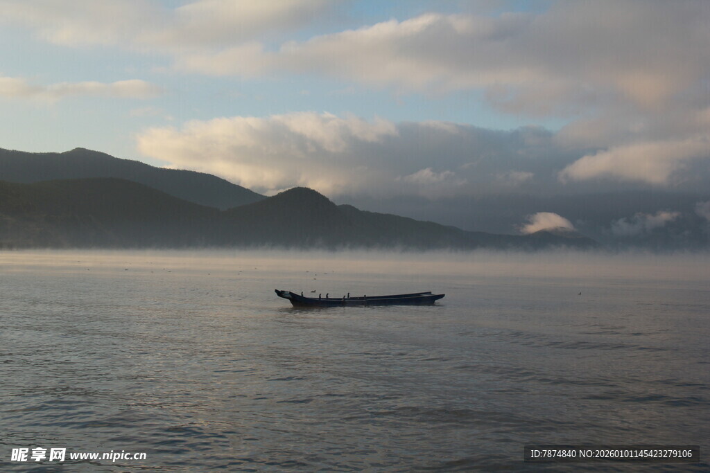 孤舟泛于山水云雾间