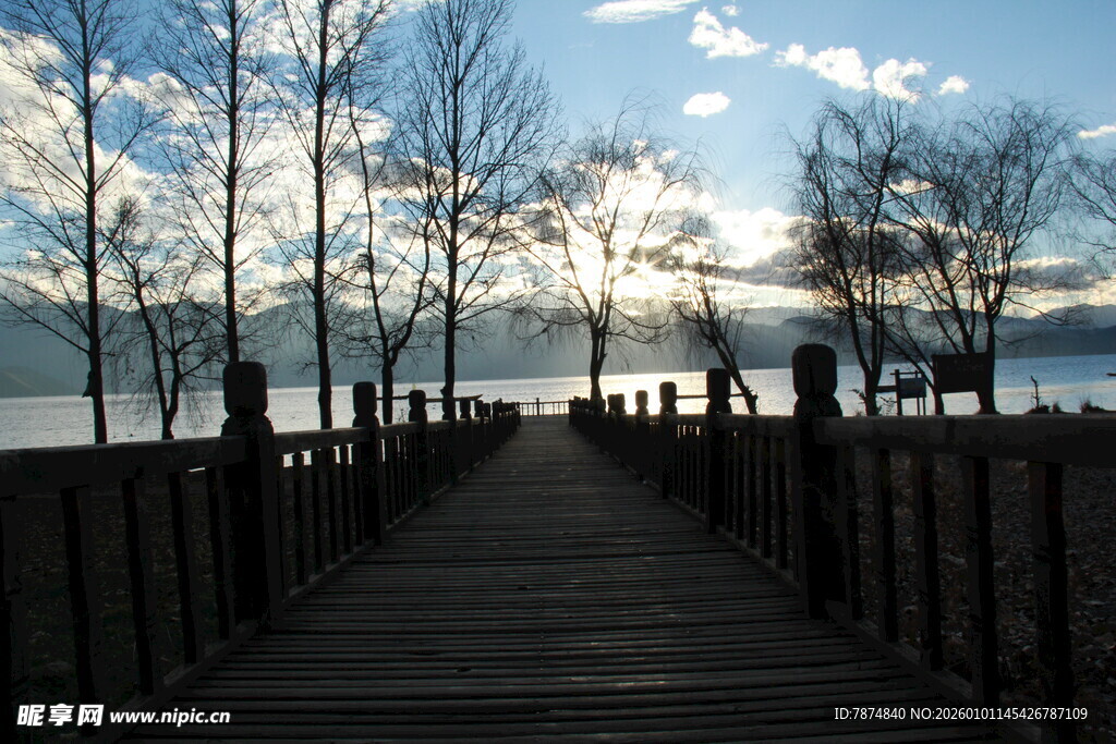 湖畔木栈道的静谧风光