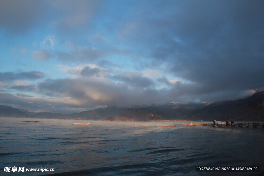 海边暮色中的壮阔天空景观